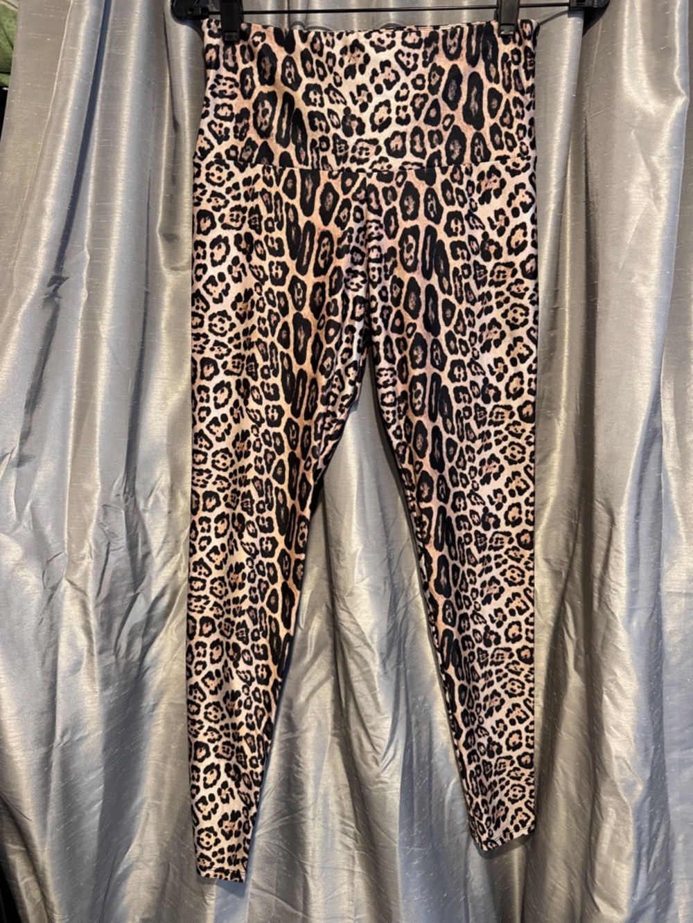 Onzie Cheetah Print 7/8 Leggings  size medium